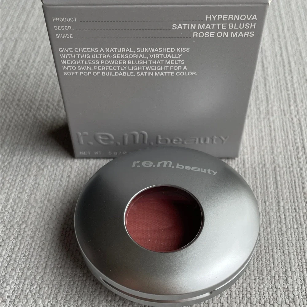 r.e.m. beauty Hypernova Satin Matte Blush - Rose On Mars